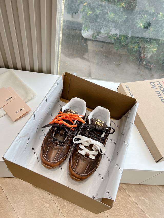 男码+10缪缪G027Miu Miu X New Balance早春发售前先近赏同样是在十月的巴黎时装周，又被眼尖的粉丝们看见了每一双做旧工艺都是独一无二Miu
