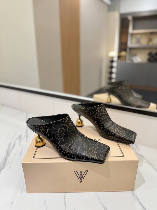 出厂价Pp： Vanda Novak来自意大利品牌 全网独家 耗时3个月研发 鞋跟独特设计酒杯 重磅系列 众多联手意大利品牌 推出高级感满分的鞋款系列 火遍In