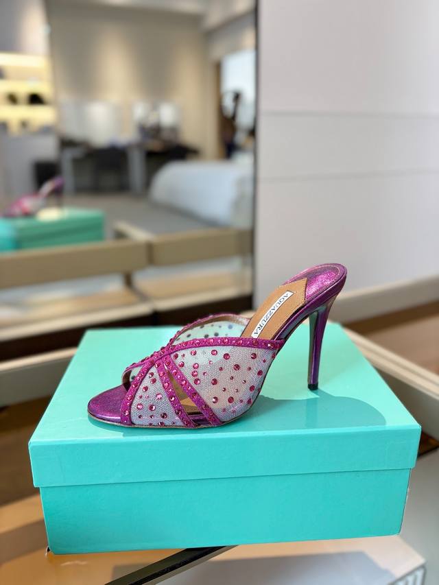 价格P： Aquazzura 菠萝 2025 春夏新品高跟凉鞋。满满的钻，超闪 精致女人必备款太性感了吧！超级显气质的一款。 松紧套脚高跟拖，简洁别致造型，高挑
