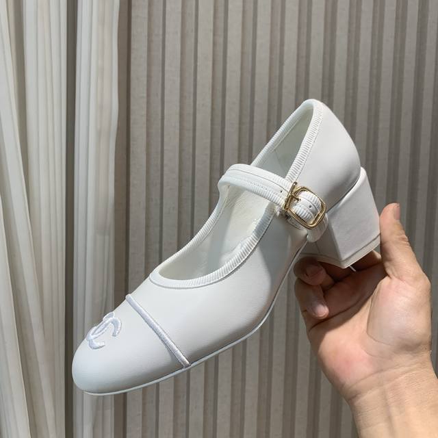 Chanel2025春夏新款，玛丽珍皮 布面 香奈儿小香C家 24 早春走秀款方跟单鞋 舒适玛丽珍鞋 走秀高级成衣定制主打灯芯绒斜纹拼接面料 简约又不失甜美俏皮
