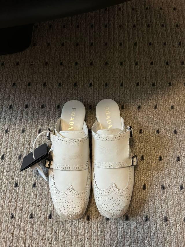 prad* 25Ss 普拉达走秀款复古2扣半拖 爆款！走秀款 复古感时髦满满 随意百搭 时尚休闲 独到味道，人人都爱也轻松驾驭 每年都会爆.足以征服你，穿上它，