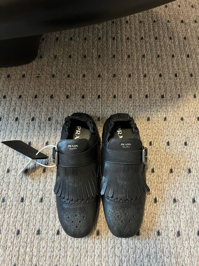 prad* 25Ss 普拉达走秀款复古流苏单鞋 爆款！走秀款 复古感时髦满满 随意百搭 时尚休闲 独到味道，人人都爱也轻松驾驭 每年都会爆.足以征服你，穿上它，