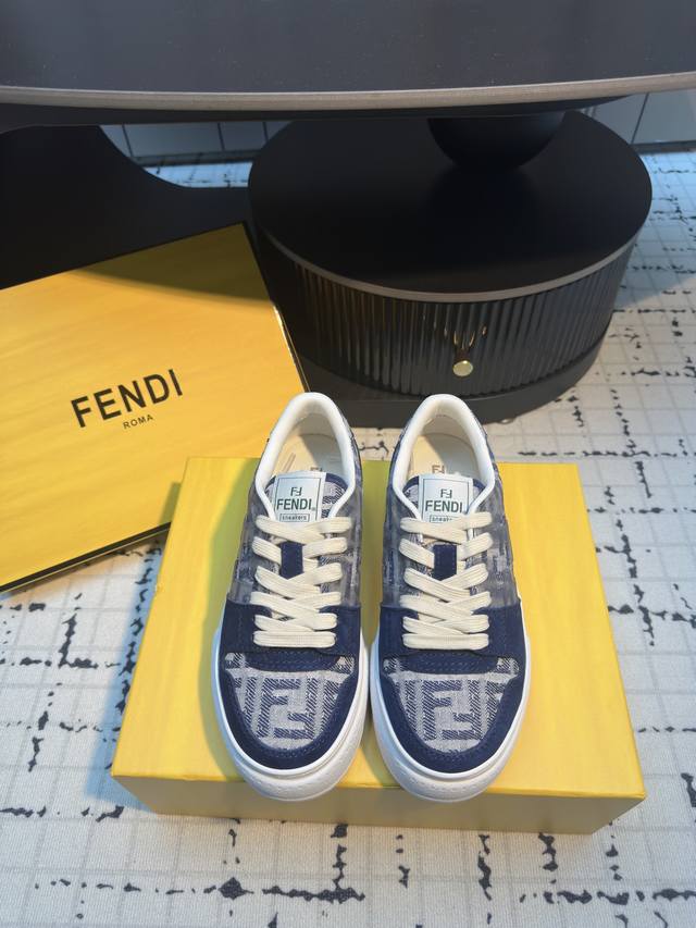 fendi 2025新款厚底Match鞋！ 这双增高5Cm的鞋子简直是我的新欢啊！首先，它的设计简直太时尚了，完美融合了厚底和运动风，简直是穿出街拍感的神器！