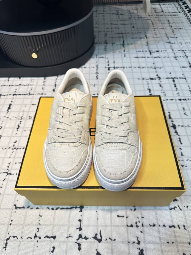 fendi 2025新款厚底Match鞋！ 这双增高5Cm的鞋子简直是我的新欢啊！首先，它的设计简直太时尚了，完美融合了厚底和运动风，简直是穿出街拍感的神器！