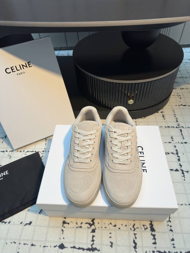 celine赛琳2025春夏新款徽标系带厚底休闲小白鞋 简单舒服，干净利落，增高显腿细，无论是单穿还是搭配阔腿裤，高街又复古一起来做Celine女孩 鞋面：进口