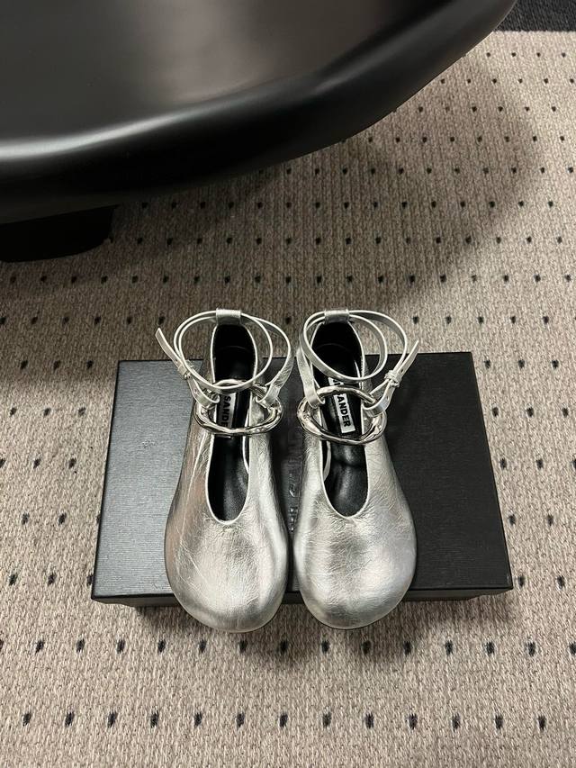 jilsander 25 春夏极简主义平底五金扣饰圆头后空凉鞋单鞋 市面顶级原单版，Zp对比做货，所有细节都跟柜上一致：包括鞋面皮料，鞋垫内里皮料、刻印Logo