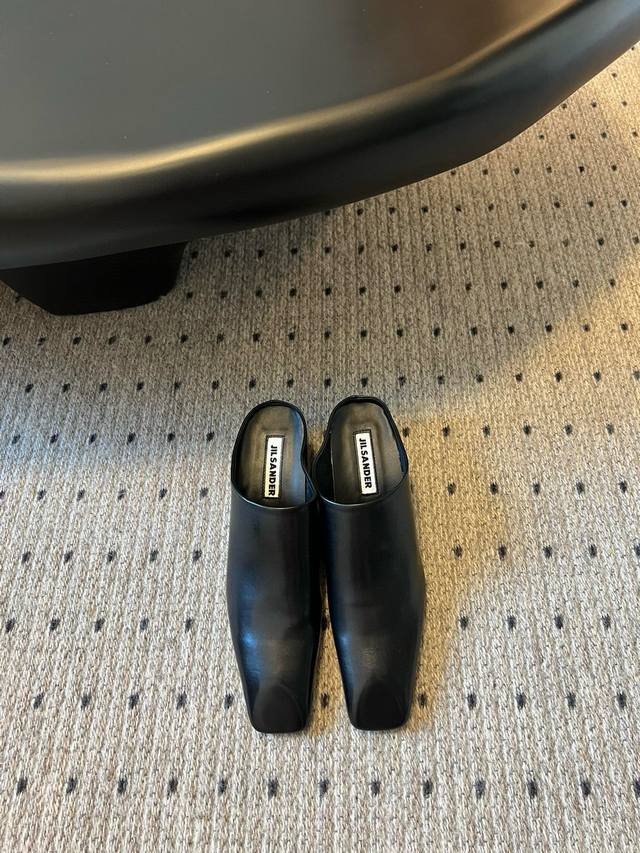 jil Sander 25小方头坡跟皮拖 穆勒鞋 对鞋子有强烈要求舒适感的 必入的一款，適合懶人穿的 一套进去就可以出門了，知性有個性的姐妹不要錯過 鞋面：牛皮