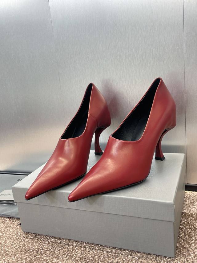 工厂P价P Balenciaga 2025春夏新款尖头高跟女鞋 巴黎世家异形跟气质女巫 深口单鞋 市面最高品质 材质:鞋面定制进口小牛皮+混种羊皮里+意大利真皮