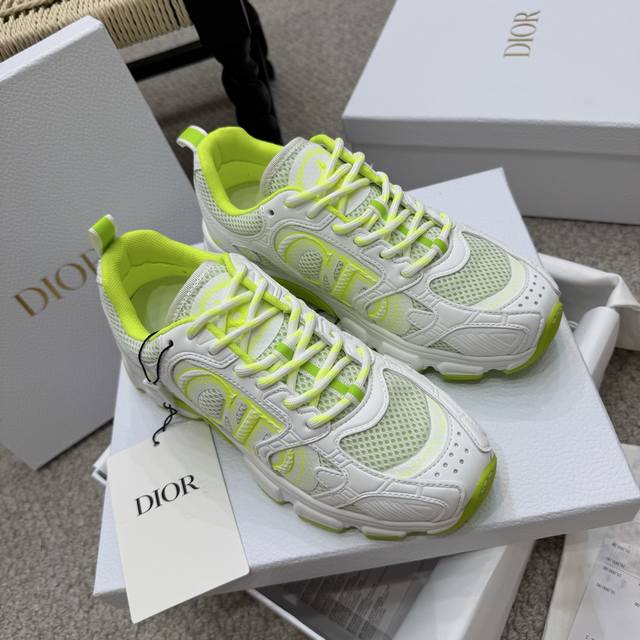 爆款 Dior Chrono 迪奥高版本. 原版开发全新Tpu吸膜超轻极软组合大底. 运动风格 运动鞋..老爹鞋.. 上脚超美超赞..各路明星网红纷纷上脚..耀