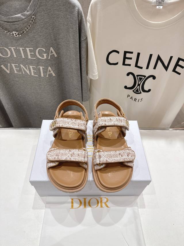 高版本出厂 高品质 Dior*迪奥D家2025Ss春夏新款平底魔术贴凉鞋～ 经典版型 搭配贴合脚型的内底，采用格外轻盈、舒适的皮革制作。鞋面饰带采用魔术贴开合，