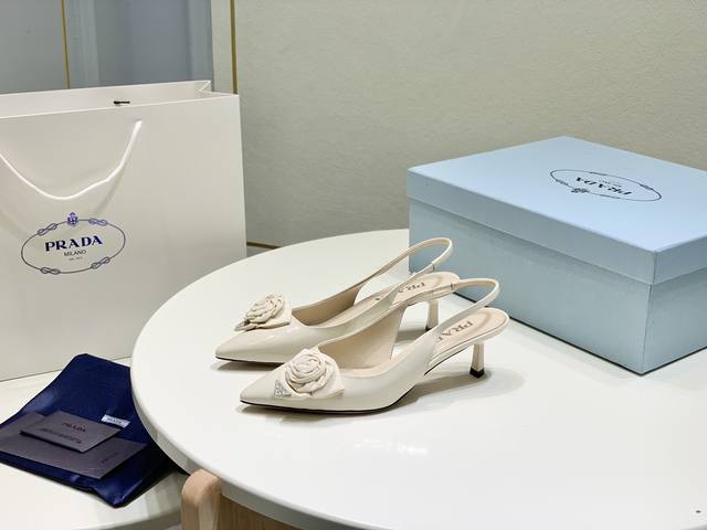 代购版 Prada普拉达 P家 玫瑰花小猫跟后空凉鞋Slingback 缎面玫瑰花朵，精致优雅，性感时髦 刚刚好的高度，刚刚好的装饰 漆皮鞋面羊皮内里，意大利进