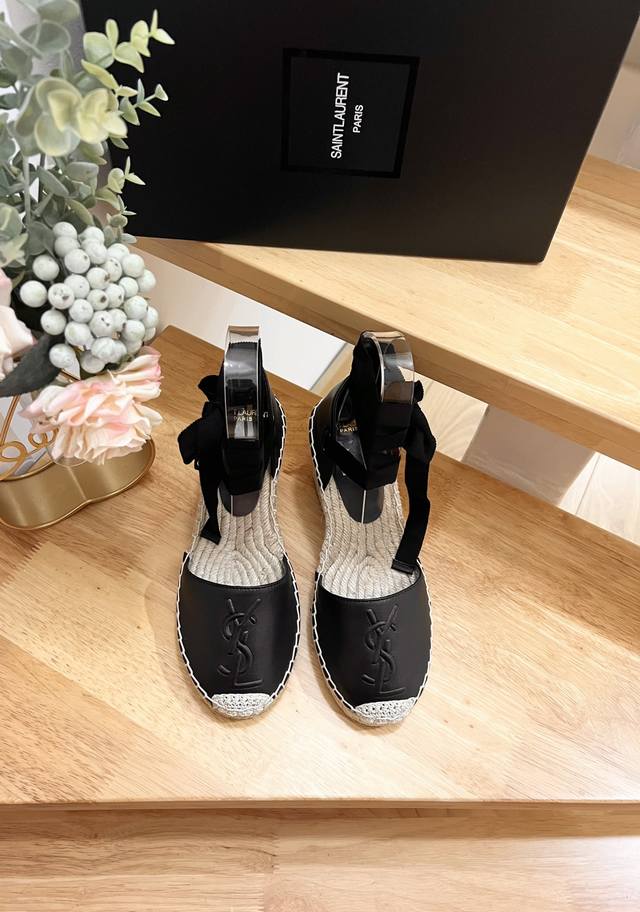 Saint Laurent 圣罗兰 年 早春 坡跟字母Logo渔夫鞋 Ysl标志、麻绳中底和内底。 收起 羊皮 橡胶鞋底 码数：35-41 西班牙制造