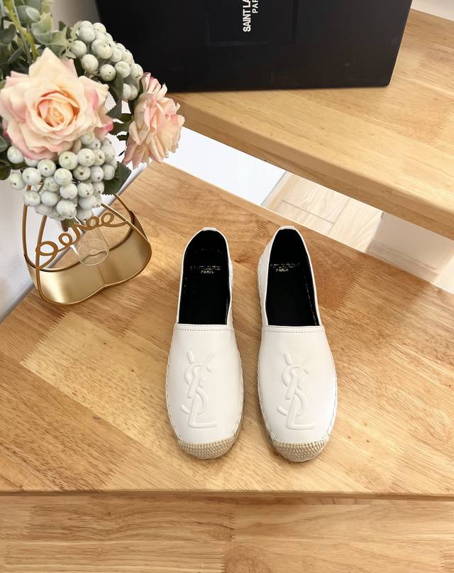 女款 男款 Saint Laurent 圣罗兰 年 早春 Logo渔夫鞋 Ysl标志、麻绳中底和内底。 收起 羊皮革 橡胶鞋底 码数：36-45 西班牙制造