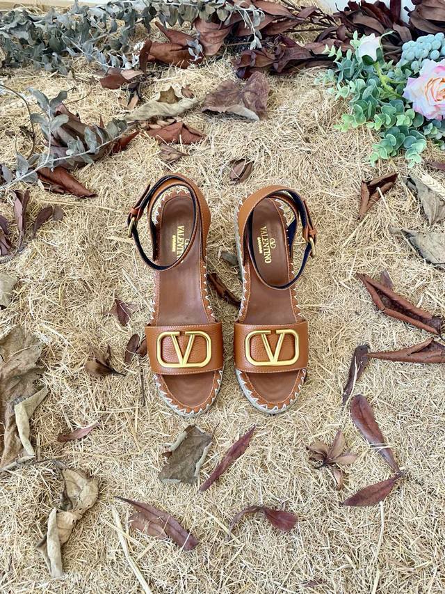 Valentino Garavani 荔枝牛皮系带坡跟一字凉鞋 - 大V金扣装饰 - 麻绳包裹坡跟 - 可调节小牛皮系带 - 坡跟防水台 - 意大利制造 -35