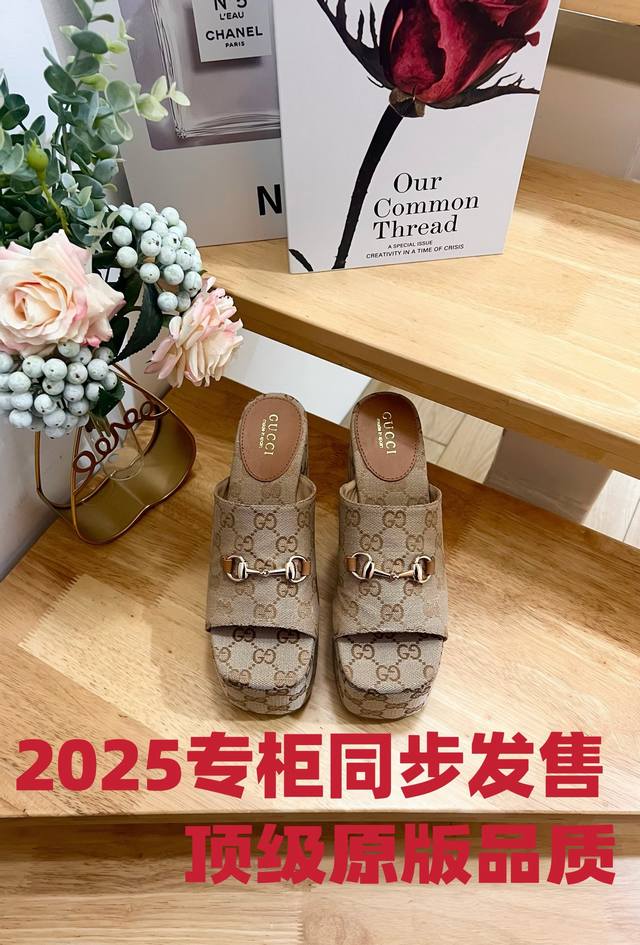 25Ss早春Gucci古奇草编厚底坡跟凉鞋能够为你的夏日装扮带来一抹摩登风情。 鞋面：皮革，织物 衬里：皮革 鞋底：皮革内底，橡胶鞋底 露趾圆头 西班牙制作 符