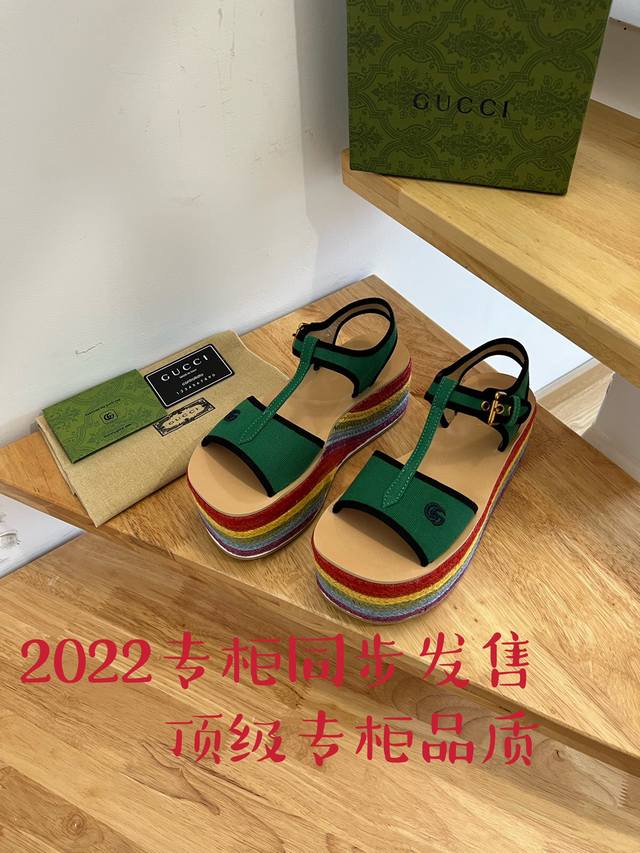 22Ss春夏Gucci古奇草编彩虹松糕厚底凉鞋 ，能够为你的夏日装扮带来一抹摩登风情。 鞋面：皮革，织物 衬里：皮革 鞋底：皮革内底，橡胶鞋底 露趾方头 西班牙