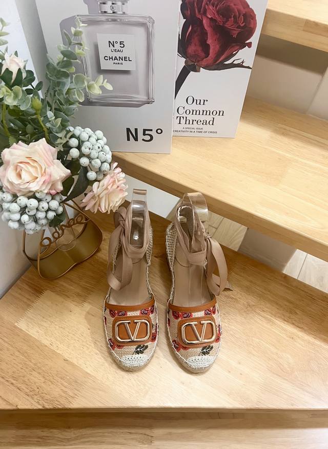 Valentino Garavani 华伦天奴 樱桃图案提花拉菲草穆勒新款坡跟渔夫鞋 - Vlogo标志 - 拉菲草 -跟高8.5 - 橡胶大底 - 意大利制造