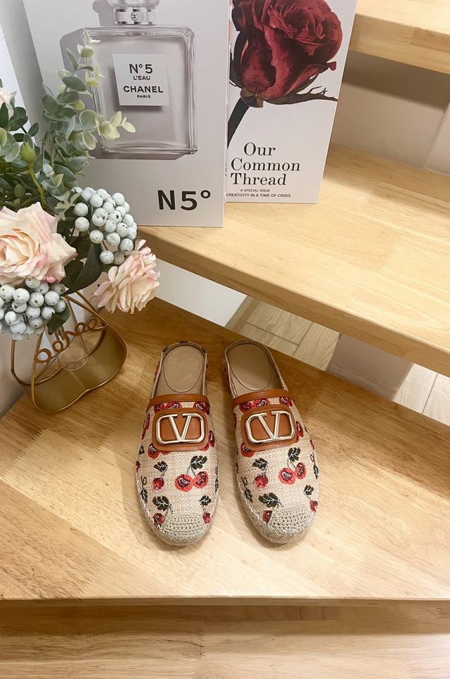 Valentino Garavani 华伦天奴 樱桃图案提花拉菲草穆勒新款拖鞋渔夫鞋 - Vlogo标志 - 拉菲草 -跟高2Cm - 橡胶大底 - 意大利制造