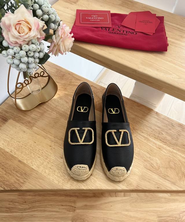 Valentino Garavani 华伦天奴 拉帕荔枝纹牛皮V扣新款渔夫鞋 - 大V金扣装饰 - 牛皮 -跟高2Cm - 橡胶大底 - 意大利制造 -35-4