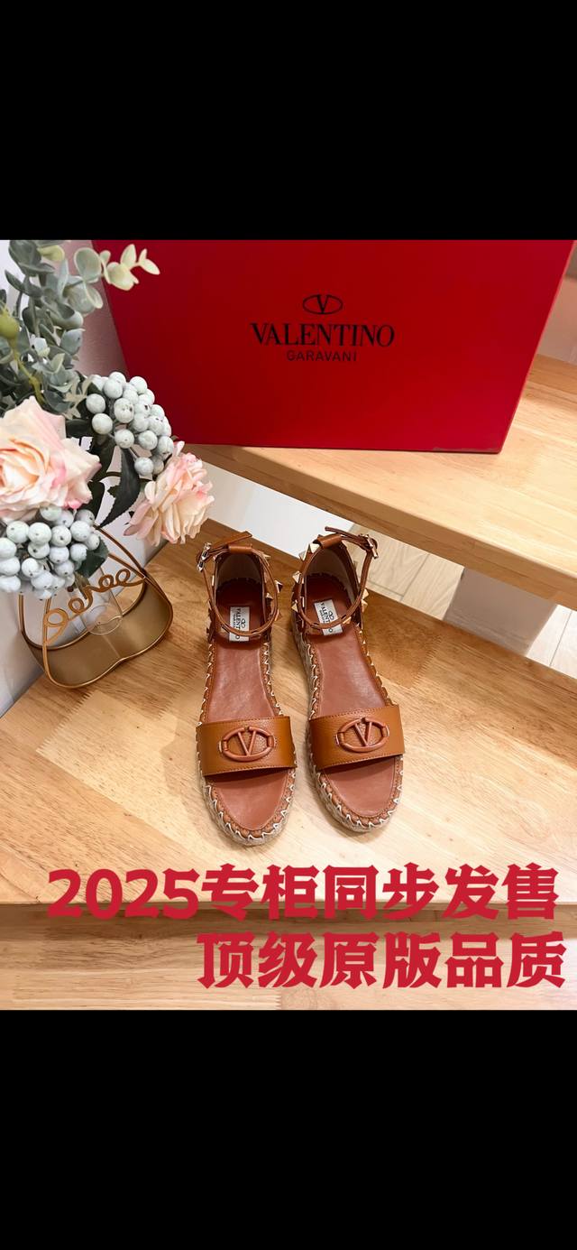 新品 Valentino Garavani 荔枝牛皮系带坡跟凉鞋 - 金属效果工艺处理铆钉装饰 - 麻绳包裹坡跟 - 可调节小牛皮系带 - 坡跟防水台 - 意大
