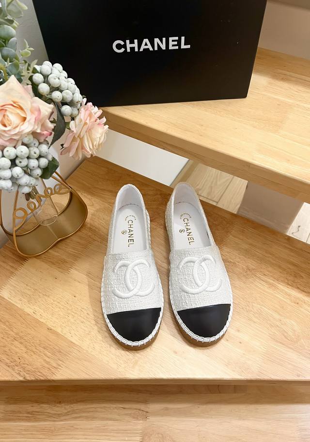 Chanel香奈儿 25Ss 新款早春双C拼色 棉质斜纹软呢 渔夫鞋 原版开发，正品工艺，手工折边后缝合，纯手工缝马克线，鞋正中间的双C Logo点缀恰到好处，