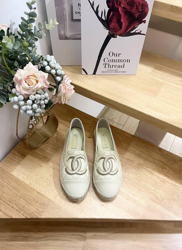 新品 Chanel香奈儿 25Ss 新款早春双C拼色 羊皮渔夫鞋 原版开发，正品工艺，手工折边后缝合，纯手工缝马克线，鞋正中间的双C Logo点缀恰到好处，简约