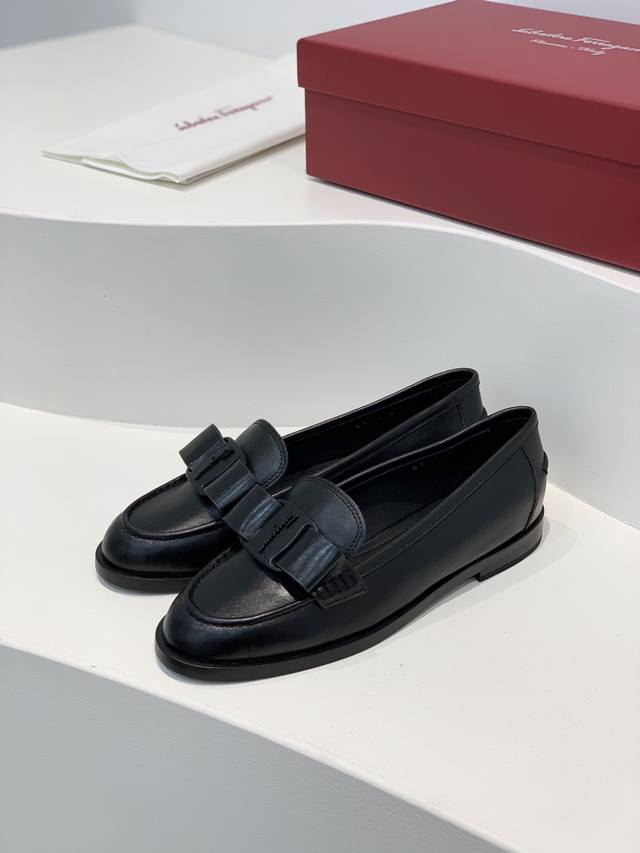 Salvatore Ferragamo 菲拉格慕大蝴蝶结Viva乐福鞋 面料：进口柔软牛皮 内里：水染羊皮及垫脚。 大底：原版进口厚真皮底。 码数：34 35
