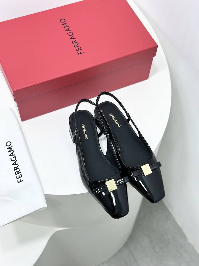 Ferragamo菲拉格慕新版Vara小蝴蝶结方头后空玛丽珍凉鞋！ 上脚惊艳～经典小方头设计，优雅的小蝴蝶结与金属相结合，相得益彰，非常百搭，穿着不累脚高级感满