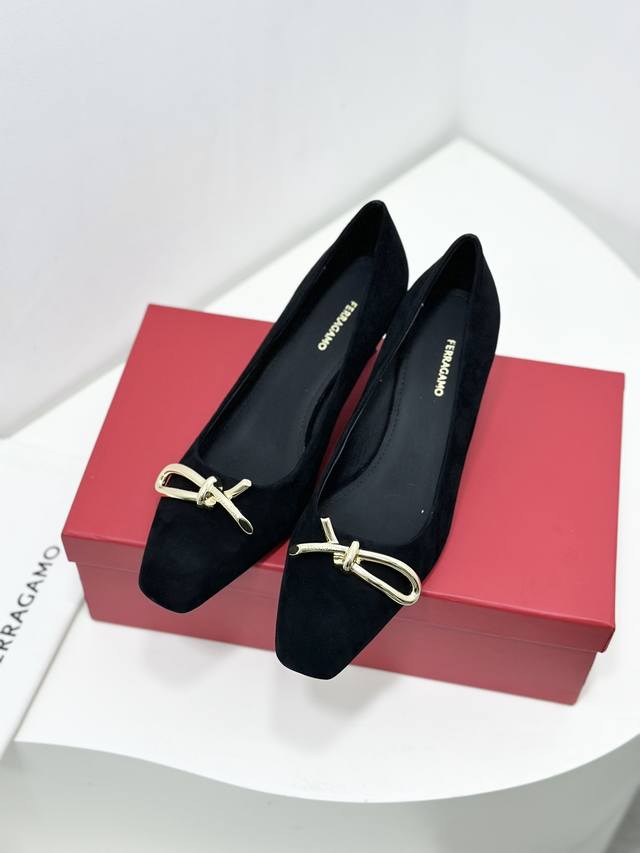 Ferragamo菲拉格慕新版 Vara不对称绳结扣芭蕾舞平底鞋！ 如果你想拥有一款既舒适又好搭的平底鞋 选它就绝对没有错啦 这款优雅芭蕾舞平底鞋采用方形鞋头，