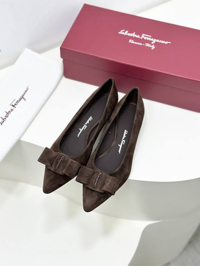 Salvatore Ferragamo 菲拉格慕绒面走秀款尖头浅口Viva芭蕾舞鞋 颜值真的超高喔！立体感浮雕效果Logo更时髦百搭 泪滴形鞋跟灵感源自Rich