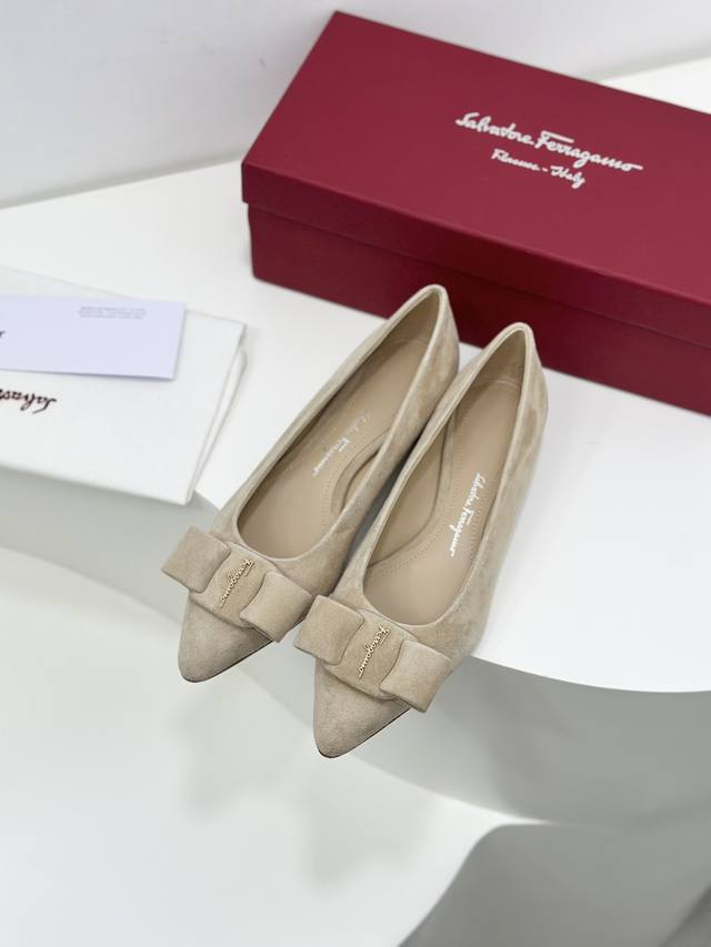 Salvatore Ferragamo 菲拉格慕绒面走秀款尖头浅口Viva芭蕾舞鞋 颜值真的超高喔！立体感浮雕效果Logo更时髦百搭 泪滴形鞋跟灵感源自Rich