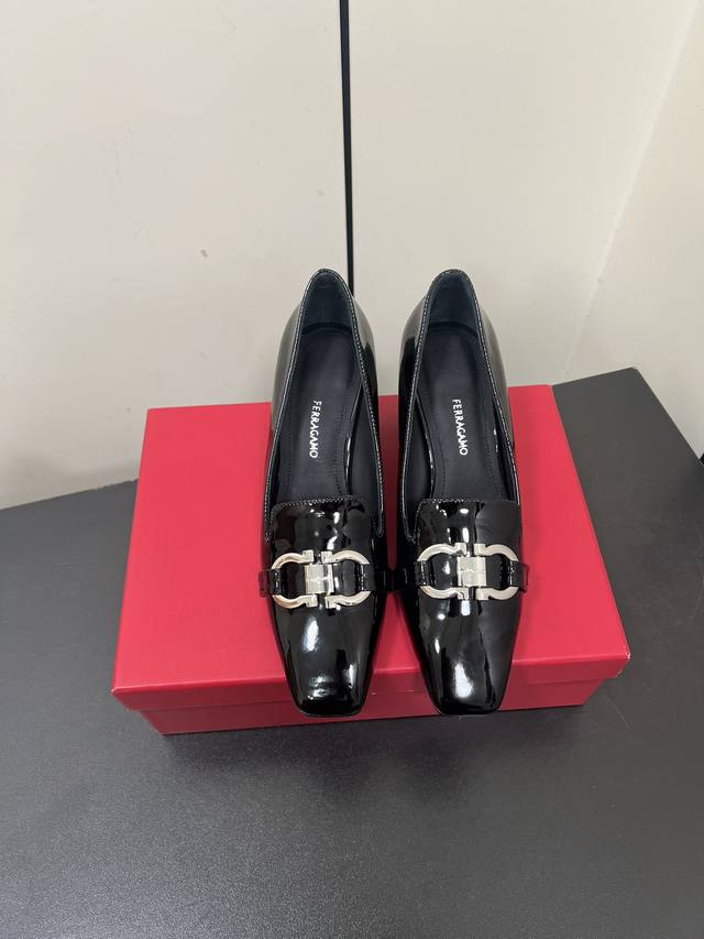 Salvatore Ferragamo 菲拉慕新款Vara漆皮蝴蝶结小方头单鞋！新楦头的Vara更时尚，看一眼就能爱上的小方头女人味十足，配上新款F型鞋跟走路超