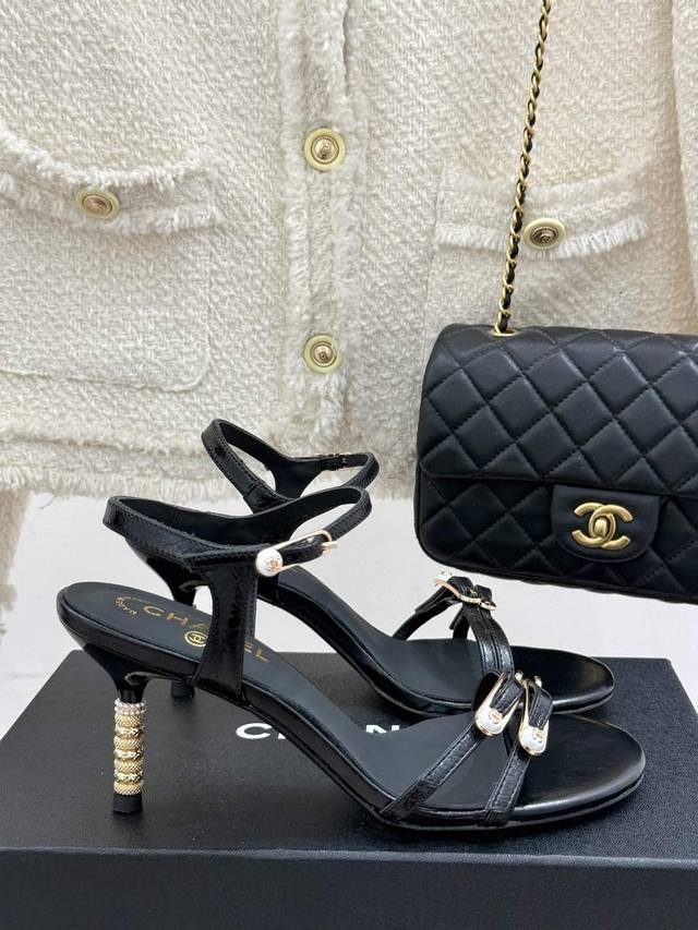 厂价 Chane*｜小香25C早春新品双C扣高跟凉鞋 香家的这款系列真的太美了 真的把女人的优雅知性气质表现的淋漓尽致！ 脚感舒适！上脚超级仙美又百搭！ 配一条