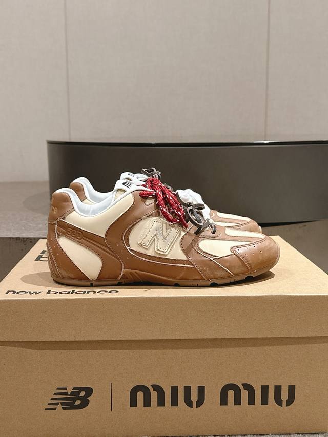 出半拖P 满帮 超火爆 超绝 缪缪Miumiu+New Balance新百伦联名款 2025新款 阿甘鞋 德训鞋 复古时尚 简约高级 随意搭配 上脚非常轻便舒适