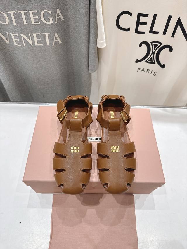 高品质出厂 Miumiu*缪缪2025Ss春夏新款平底羊皮复古风凉鞋拖鞋 Zp开发 原版拆卸，细节对版秒杀市面普通版本，Miumiu真的太少女啦！皮质超级软糯