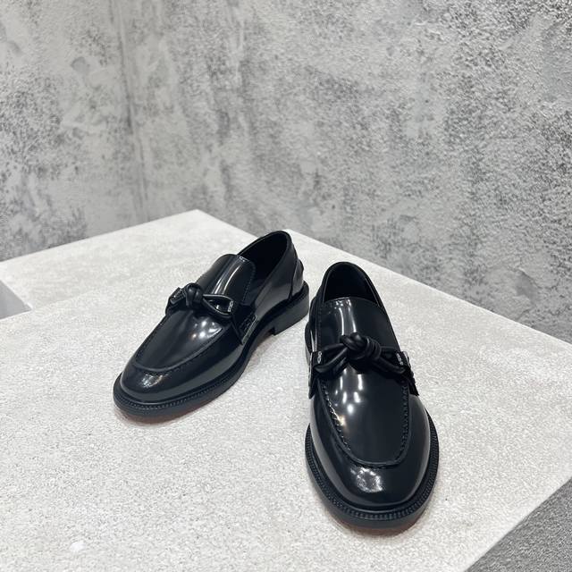 工厂P价P 男款+10 顶级高端版本 代购品质 原版开发 Bottega Veneta2025Ss新品爆款夏季Astaire情侣款真皮扣乐福鞋。Bv新款真皮质感