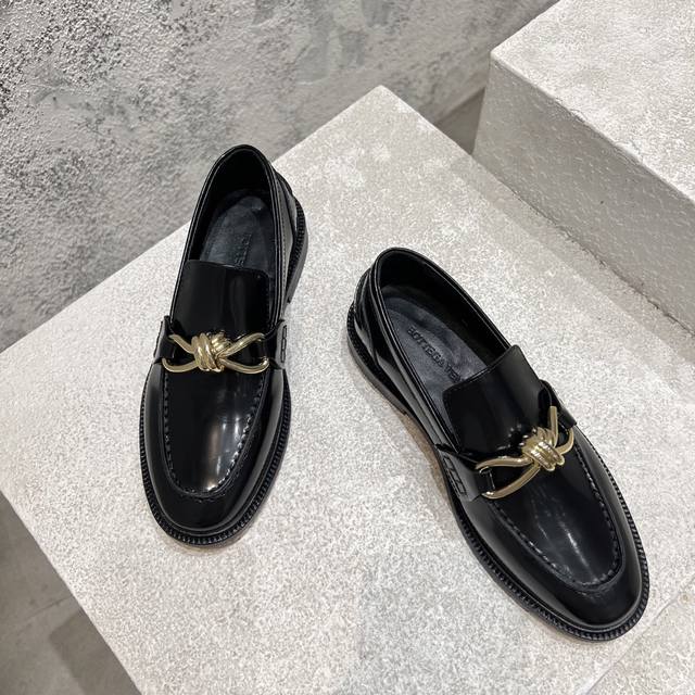 工厂P价P 男款+10 顶级高端版本 代购品质 原版开发 Bottega Veneta2025Ss新品爆款夏季Astaire情侣款真皮扣乐福鞋。Bv新款金属质感