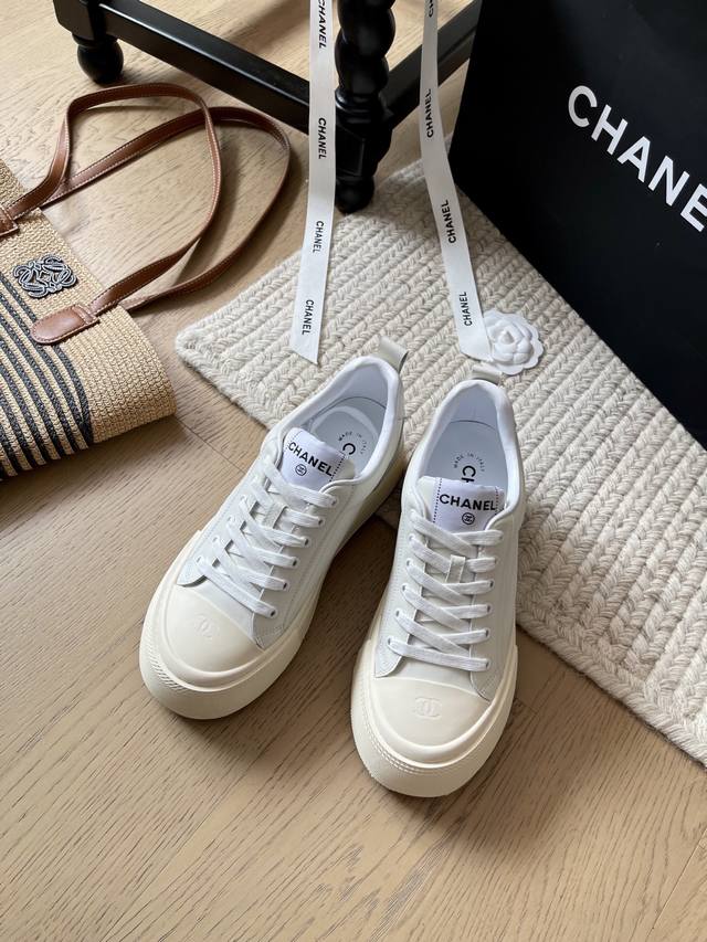 Chanel 早春新款厚底小白鞋！ 顶级版本！鞋面牛皮 休闲又百搭 厚底内增高5Cm 羊皮垫脚 原版Ptu橡胶组合大底！ 码数：35-40 定制不退不换