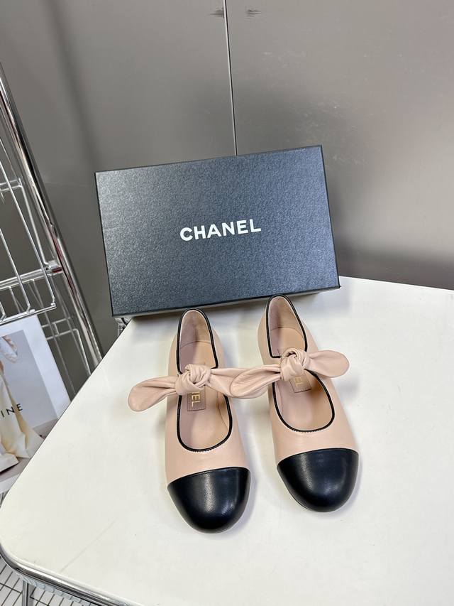 半拖 单鞋 Chanel香奈儿蝴蝶结松紧一字带平单鞋 蝴蝶结玛丽珍单鞋第一眼看上就被种草了根据天气变化自由穿搭！套上袜套春夏秒变可爱单鞋！秒变魔法公主鞋面采用混