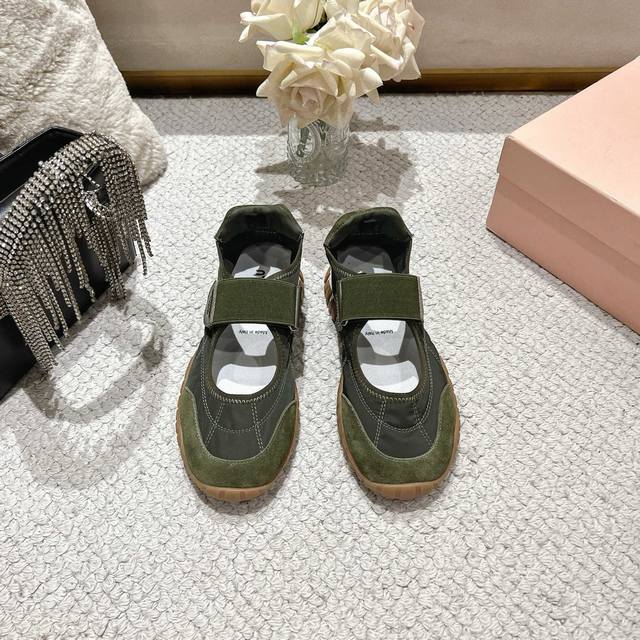 出厂 、Miumiu 缪缪 25Ss 春夏新款 饼干鞋 阿甘鞋休闲运动鞋 Miumiu最新爆款 前卫大胆的设计，Miu Miu风格融于此款厚底真丝雨布玛丽珍设计