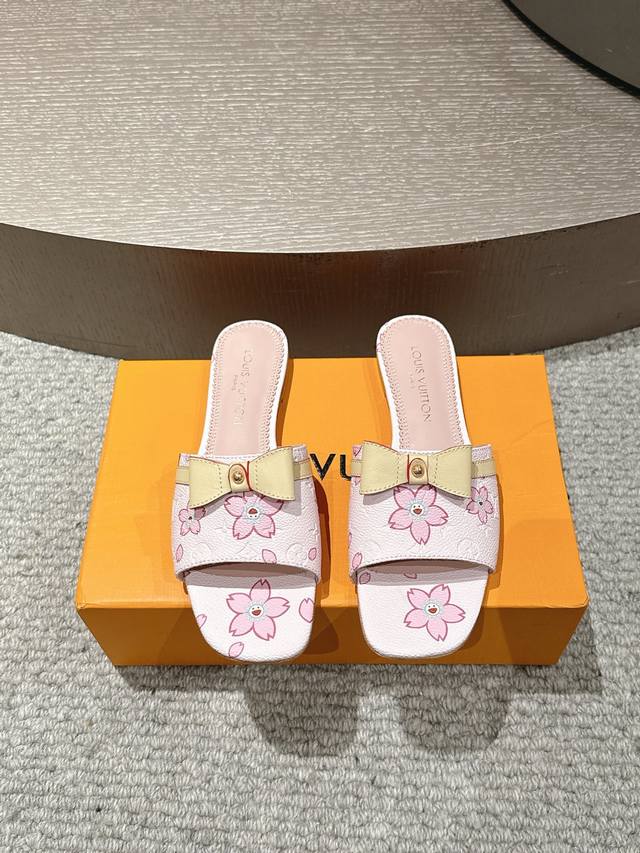 顶级版本：女款 Lv X Tm 路易威登X村上隆联名6Am 系列 白三彩 平底 凉拖鞋 原版购入开发 做货 本款 6Am 凉拖出自路易威登 X 村上隆再版系列，
