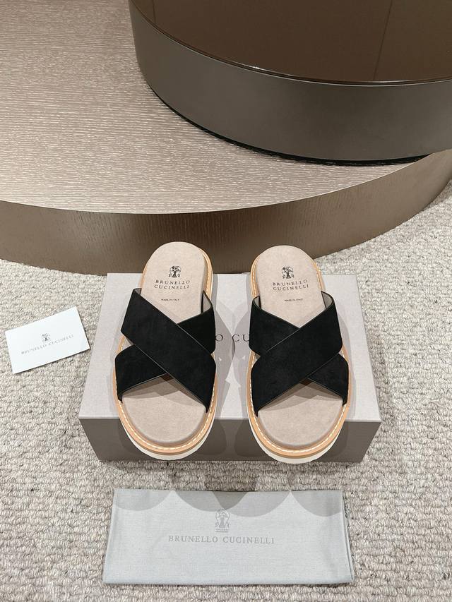 出厂P 。新款 Brunello Cucinelli Bc男士休闲男凉拖鞋！此款凉拖鞋鞋面料采用意大利进口高丝光水洗翻毛皮，内里和鞋垫皮也是同等级皮革，鞋面外腰