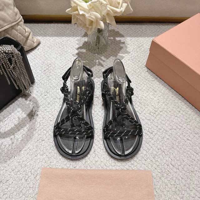 出厂 、Miumiu缪缪 25夏季新品，全球最火夹趾凉鞋， 出现在各大时装杂志封面 各路明星、小红书博主着用～搭配长裙、热裤的不二选择，闭眼入都是不会后悔 Zp