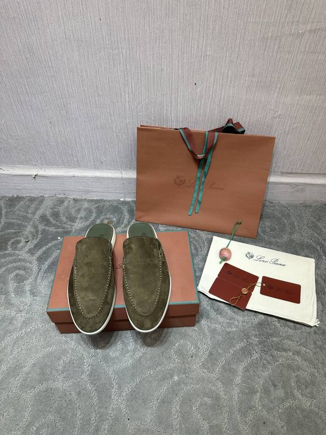 出厂 。 Lp 经典白底鞋 男款 Loro* Piana高丝光羊京鞋面，牛皮内里质地细腻柔软舒 经典白底，软糯轻盈，支撑感很足 Size：35-47 45-46