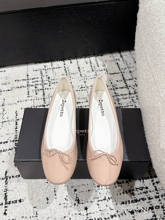 Repetto 小众潮牌 25Ss春夏新款 月牙浅口 粗跟 芭蕾舞鞋 单鞋 只要平时喜欢穿芭蕾鞋 芭蕾鞋控的 宝子们 你们完全可以闭眼去冲这双 鞋型巨乖 上脚完