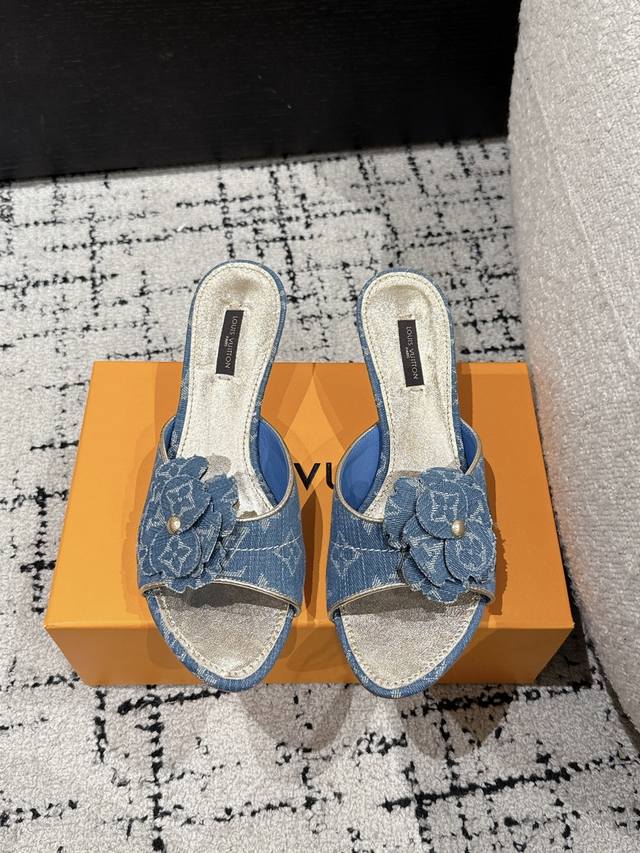 顶级版本 Lv 驴家 25 丹宁牛仔小猫跟太好看了 很少做Lv家的单品 但是这双小猫跟我真的是没法拒绝啊！原版购入 用心开发 鞋跟都是开模定制 老花单宁色搭配的