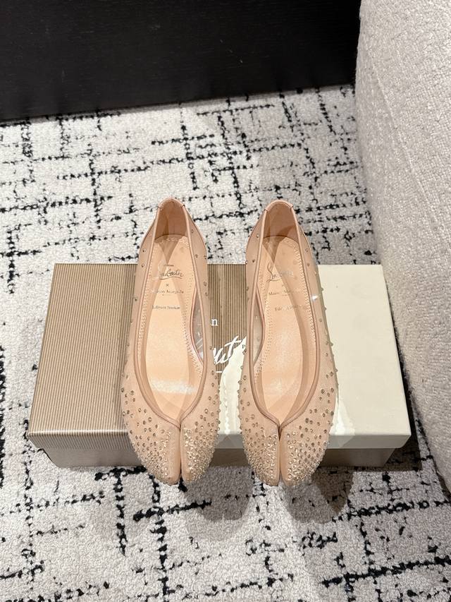Christian Louboutin X Maison Margiela 25 春夏最新 联名 网纱 钻饰 分趾 平底单鞋 Maison Margiela 与