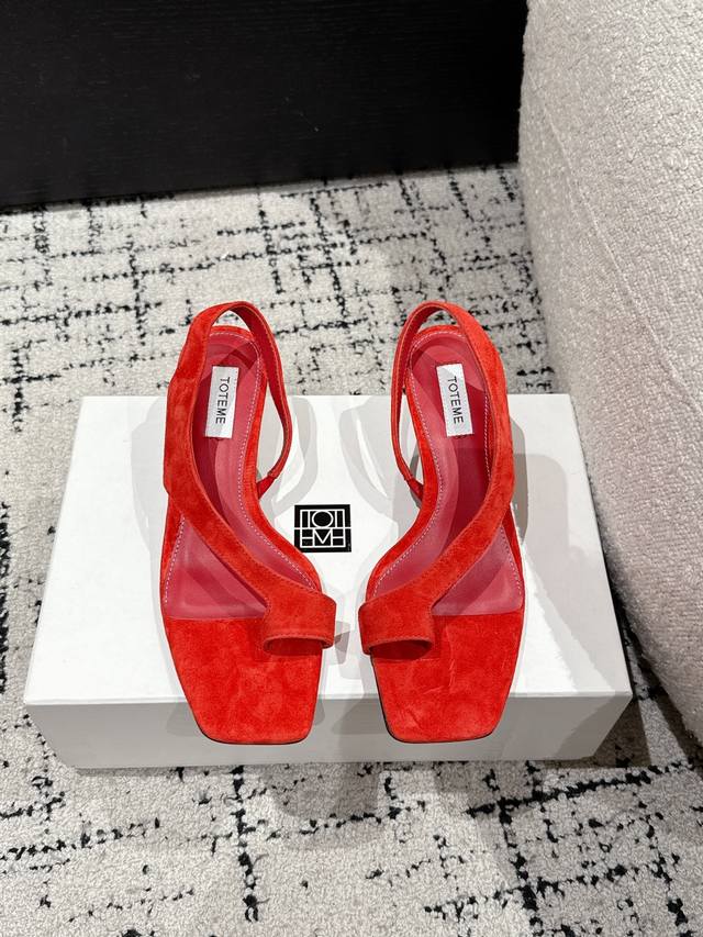 平底 高跟 Toteme 25Ss 新品夹趾平底 高跟凉鞋 美出新高度 个性又不失优雅 搭配麻质鞋底 复古与时尚融合 无论是裙装还是裤装 轻松适配 为穿搭注入高
