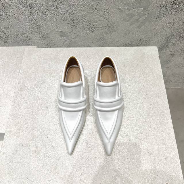工厂P价P 顶级高端版本 代购品质 原版开发 Bottega Venet*Ss最新款夏季粗跟尖头高跟鞋。Bv新款抢手Spada穆勒鞋爆款，Ins&小红书巨多网红