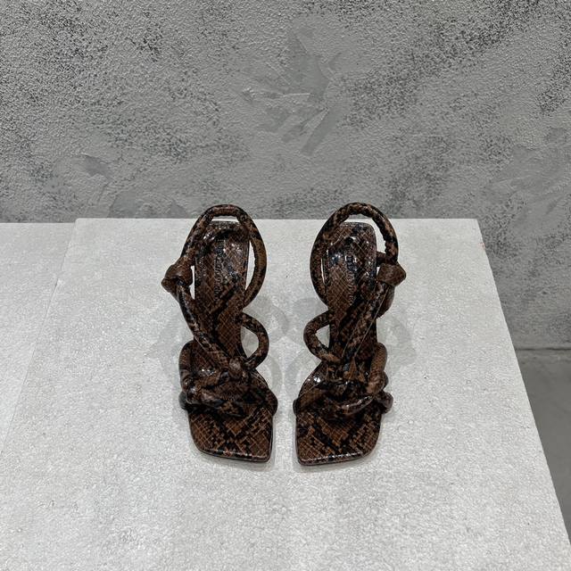工厂P价P 顶级高端版本 代购品质 原版开发 Bottega Venetass新品爆款夏季方头蟒蛇纹印花皮革高跟凉鞋。Bv新款抢手编织爆款，Ins&小红书巨多网